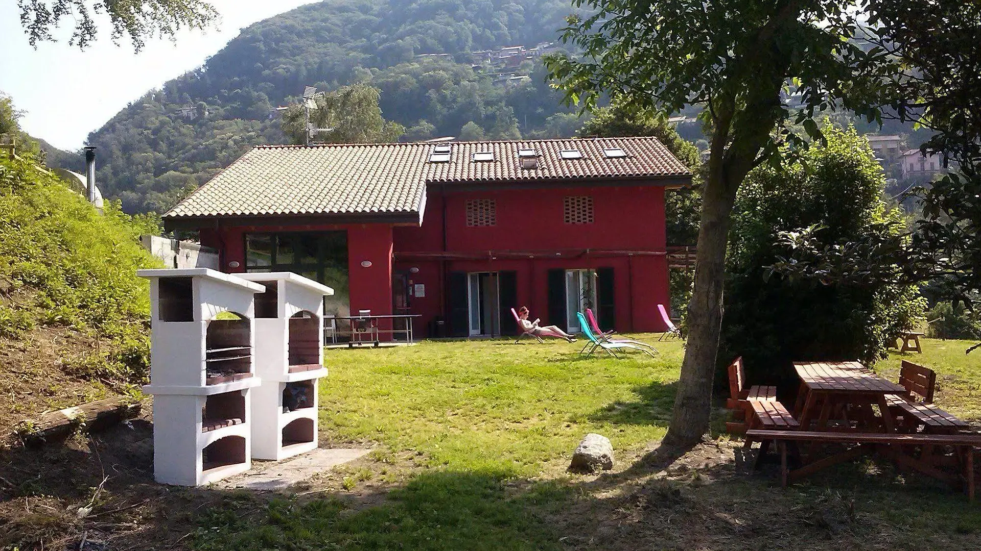 Ostello Casa Rossa Laveno-Mombello 0*,
